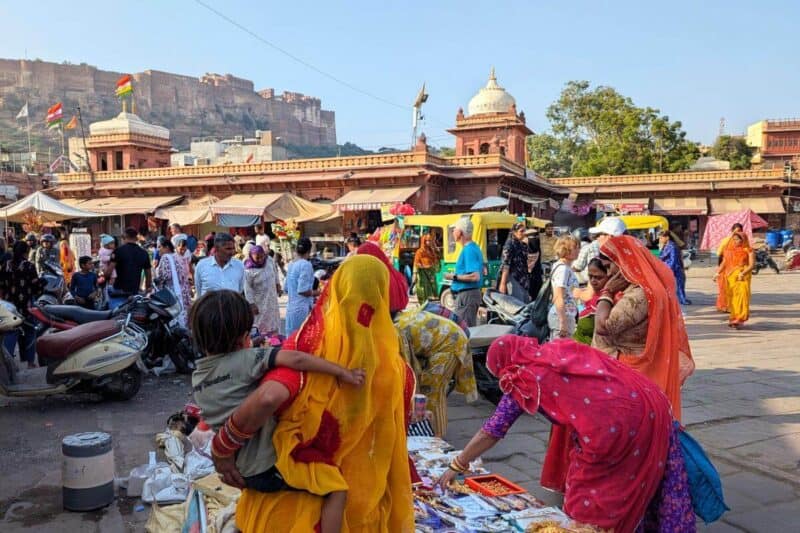 Markt mit bunten Saris in Jodhpur