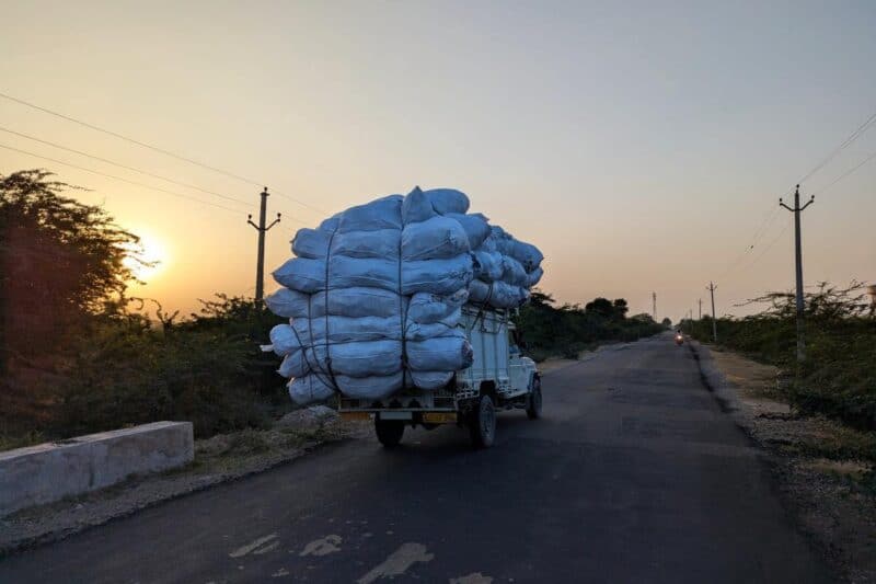Überladener LKW auf einer Landstraße in Rajasthan