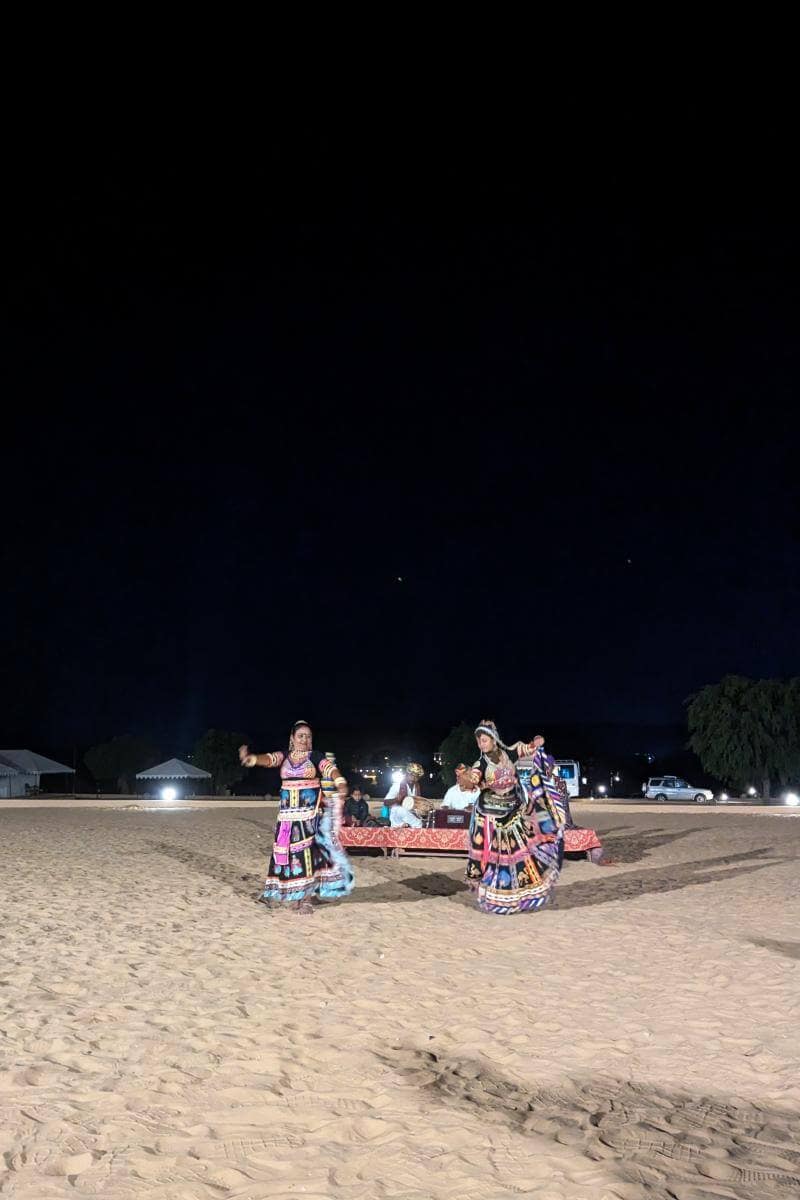 Traditionelle Tänzerinnen in einem Wüstencamp in Osian