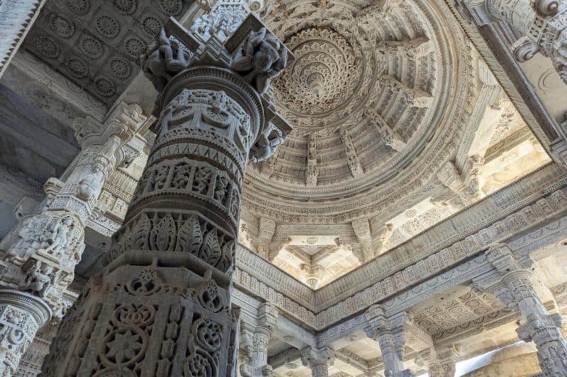 Fein verzierte Säulen und Deckenornamente im Adinath-Tempel in Ranakpur