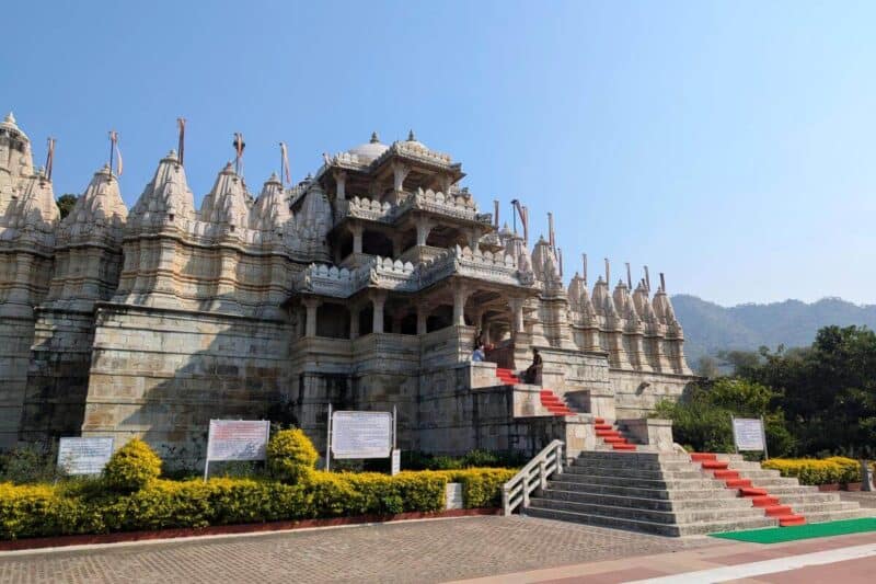 Außenfassade des Adinath-Tempels in Ranakpur