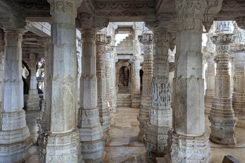 Säulenhalle im Adinath-Tempel in Ranakpur