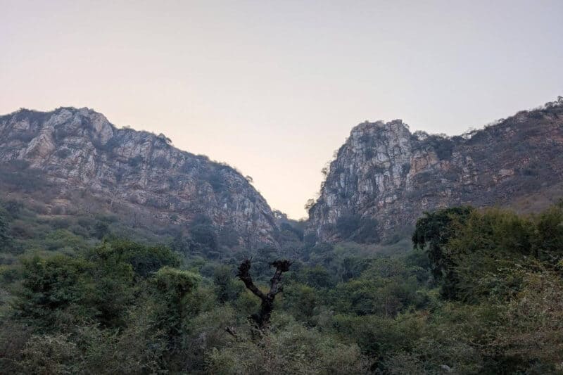Felsmassiv im Sonnaufgang im Ranthambore-Nationalpark